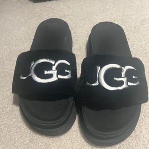 UGG SLIDES/ SLIPPERS
